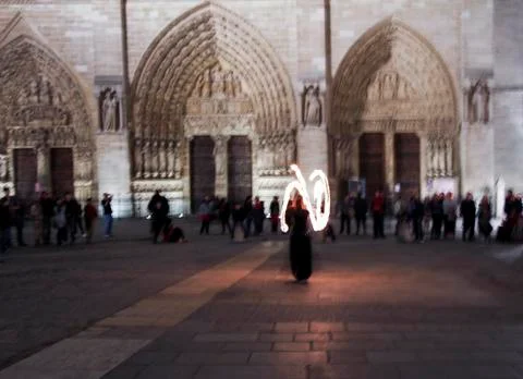 Impression: fire juggler performing in front of the night crowd in Paris, Fra Stock-Fotos