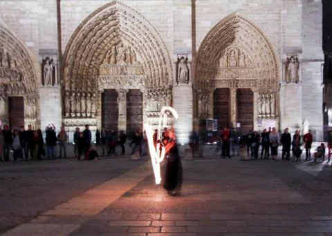 Impression: fire juggler performing in front of the night crowd in Paris, Fra Stock Photos