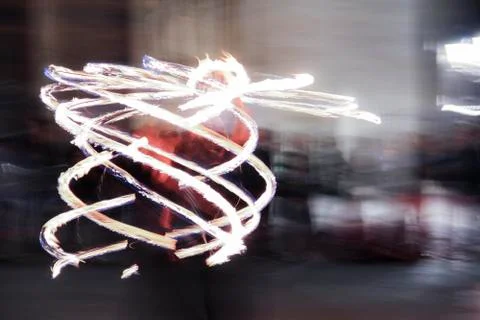 Impression: fire juggler performing in front of the night crowd in Paris, Fra Stock-Fotos