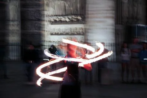 Impression: fire juggler performing in front of the night crowd in Paris, Fra Stock-Fotos