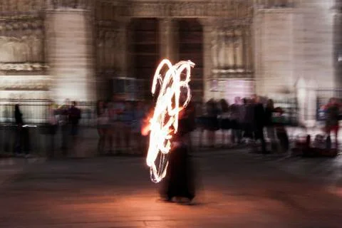 Impression: fire juggler performing in front of the night crowd in Paris, Fra Stock-Fotos