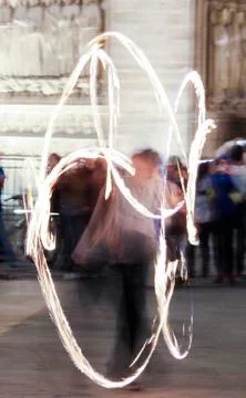 Impression: fire juggler performing in front of the night crowd in Paris, Fra Stock-Fotos