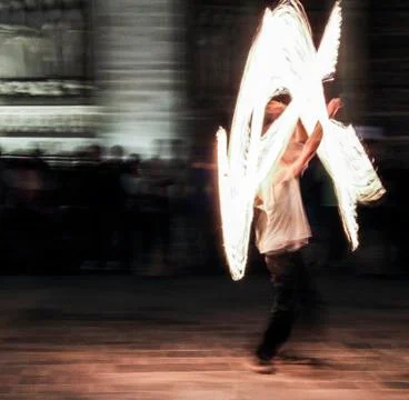 Impression: fire juggler performing in front of the night crowd in Paris, Fra Stock-Fotos