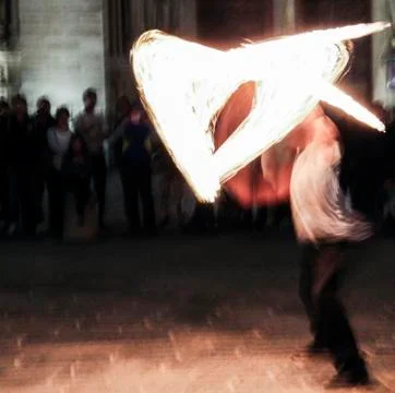 Impression: fire juggler performing in front of the night crowd in Paris, Fra Stock-Fotos