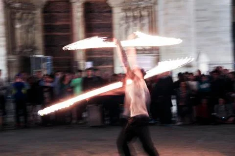 Impression: fire juggler performing in front of the night crowd in Paris, Fra Stock Photos