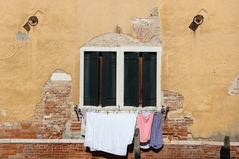 Impressionen der Lagune Venedigs Wäsche hängt an Wäscheleinen. Touristisch Stock Photos
