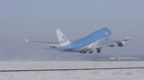 Impressive 747 Jumbo take off in the snow on a clear day Stock Footage 45999915