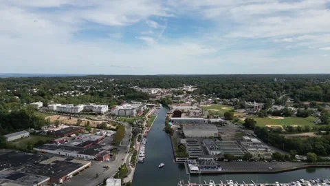 Impressive aerial view flying backward over glen cove creek, revealing the Vídeo Stock 331156390