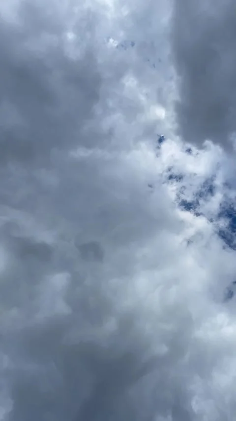 Impressive clouds dancing time lapse in a blue sky Video stock 270774147