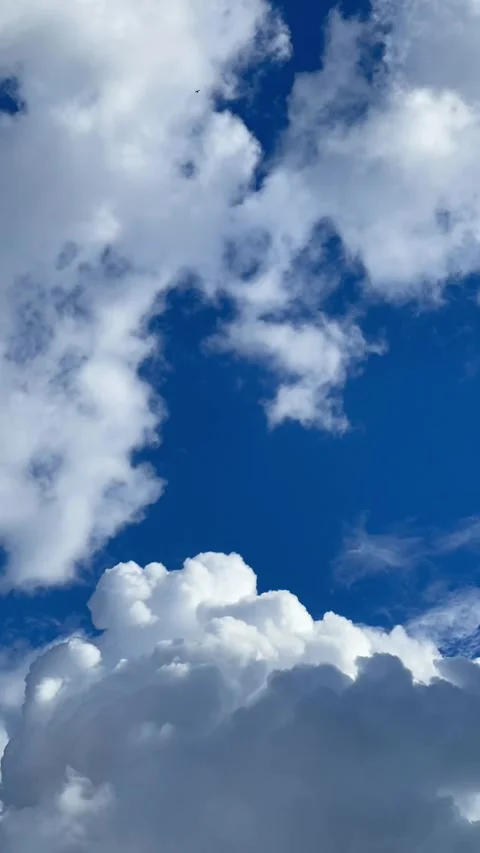 Impressive clouds dancing time lapse in a blue sky Stock Footage 289735553