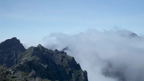Impressive clouds flowing over a mountain summit in slow motion Vidéo 333696051