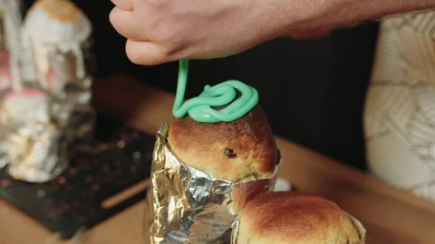 Impressive craftsmanship in pastry ornamentation techniques Vidéo 330537151