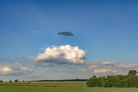 Impressive Cumulus Cloud Dominating the Summer Sky Fotos Stock