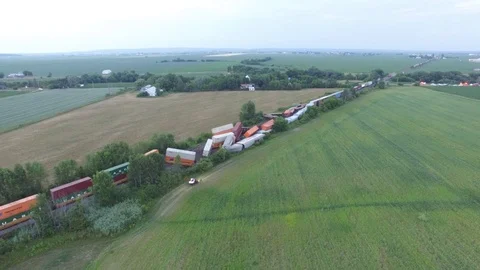 Impressive elevated view of derailled CP train at dusk in Canada Vidéo 92664219