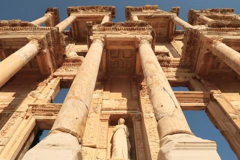 The impressive facade of the Library of Celsus at Ephesus with the statue of  Foto stock