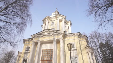 An impressive historic architectural marvel can be seen under clear skies Vidéo 303824554