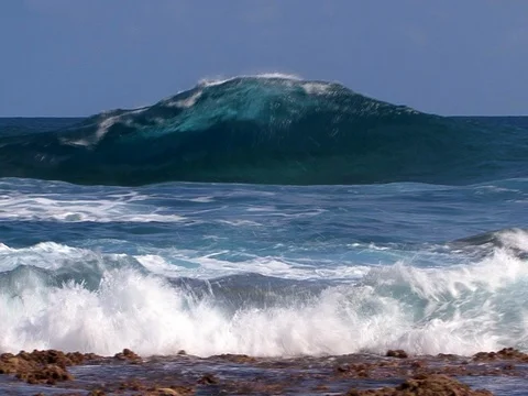 Impressive oceanic wave  exploding on the coral shelf of an atoll Video stock 108041544