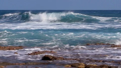 Impressive oceanic waves  breaking on the coral shelf of an atoll. Video stock 108040888