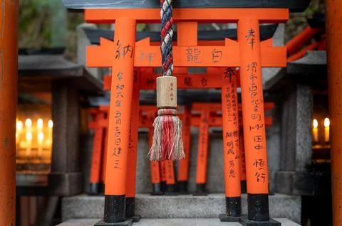 An impressive orange torii gate adorned with intricate Japanese writing on it Foto stock
