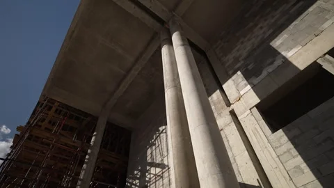 An Impressive Project Featuring Concrete Pillars and an Elegant Ceiling Vidéo 305739338
