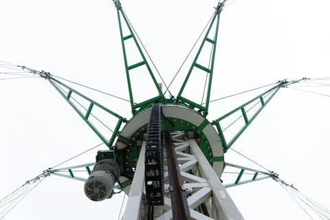 An Impressive Structure: A View from Below of a Tower with Green Support Beams Stock-Fotos