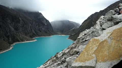 An impressive turquoise lagoon with mist on the hills and rocks Vidéo 164539722