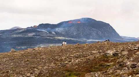 Impressive view of the exploding red lava of the Active Volcano Stockfoto's