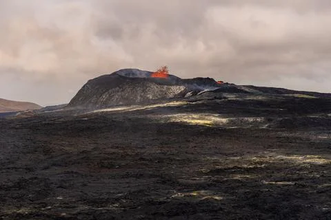 Impressive view of the exploding red lava of the Active Volcano Foto stock