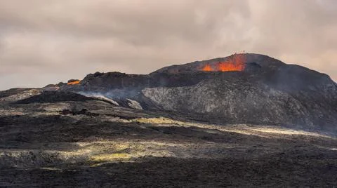 Impressive view of the exploding red lava of the Active Volcano Foto stock