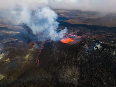 Impressive view of the exploding red lava of the Active Volcano Stockfoto's
