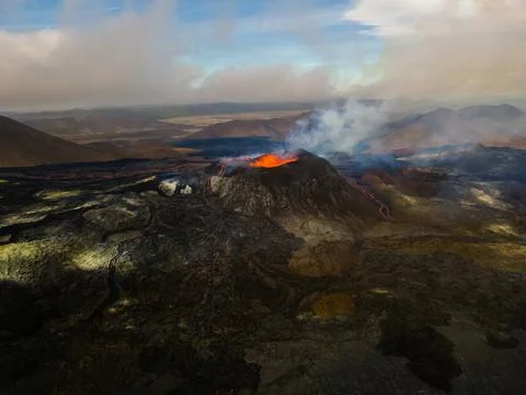 Impressive view of the exploding red lava of the Active Volcano Foto stock