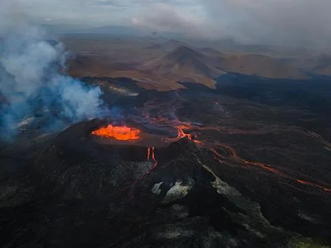Impressive view of the exploding red lava of the Active Volcano Foto stock