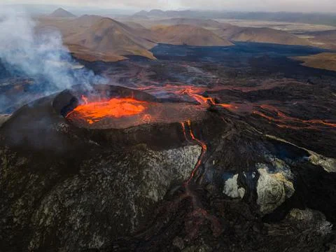 Impressive view of the exploding red lava of the Active Volcano Foto stock