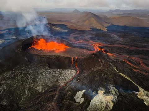 Impressive view of the exploding red lava of the Active Volcano Foto stock