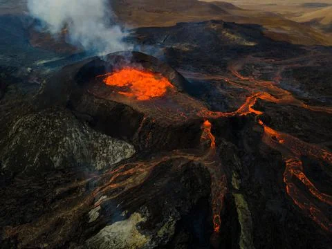 Impressive view of the exploding red lava of the Active Volcano Foto stock