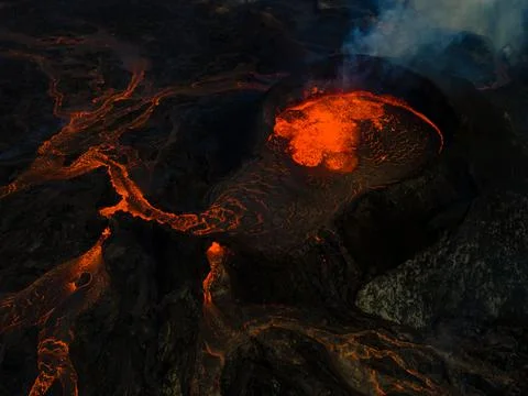 Impressive view of the exploding red lava of the Active Volcano Foto stock