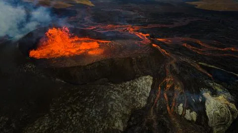 Impressive view of the exploding red lava of the Active Volcano Foto stock