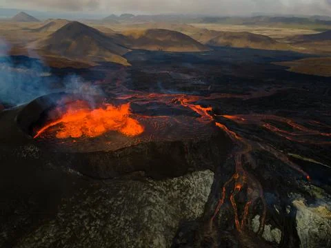 Impressive view of the exploding red lava of the Active Volcano Foto stock