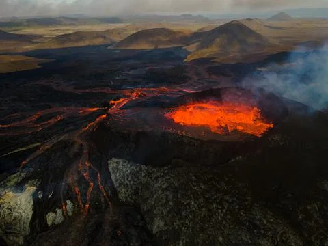 Impressive view of the exploding red lava of the Active Volcano Foto stock