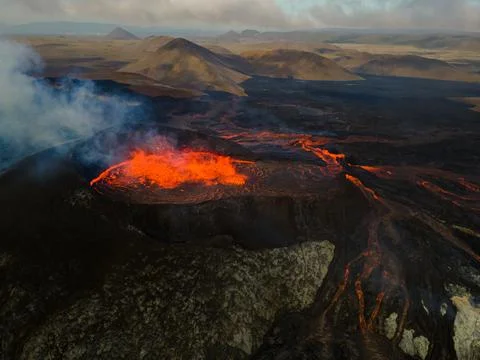 Impressive view of the exploding red lava of the Active Volcano Foto stock