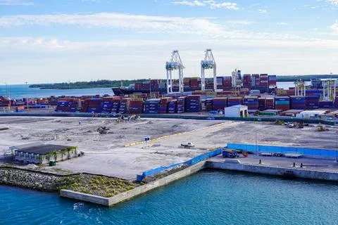 Impressive view of the huge container cranes in the Miami Port Stock-Fotos