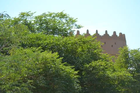 Impressive view of the mud-brick buildings and trees of Ait Benhaddou 스톡 사진