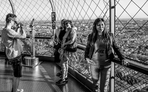 The impressive viewing platform on Eiffel Tower - a tourist attraction - PARI Stock-Fotos