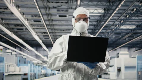 Improving integrated circuits design, laptop and scientist in microchip factory 库存影片 333392335