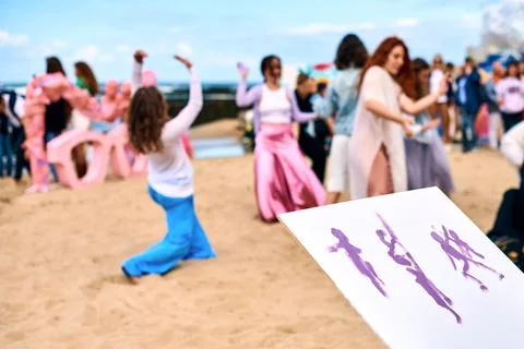 Improvisation drawing outdoor art performance with dancing girls, creative wo Foto stock