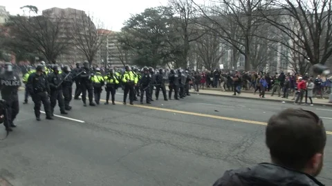 Inaugural Protesters Throw Trash Can and Bricks at Police Видео 71801214