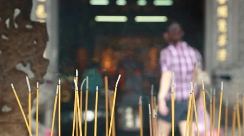 Incense burner in front of the temple Video stock 66254699