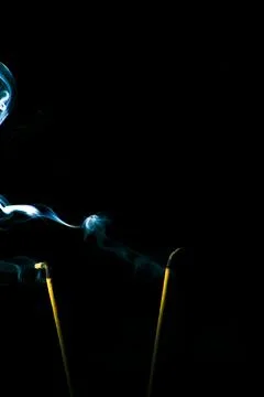 Incense smoke creates a variety of pattern shapes on a black background Foto stock