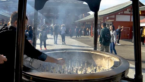 The incense well inside the Senso-ji temple in Tokyo Japan Vídeos de archivo 129281011