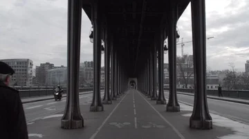 The Inception bridge in Paris Video stock 85600682